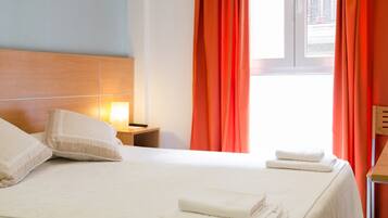 Single Room | Meja, katil bayi/kot (percuma), katil lipat simpan/tambahan