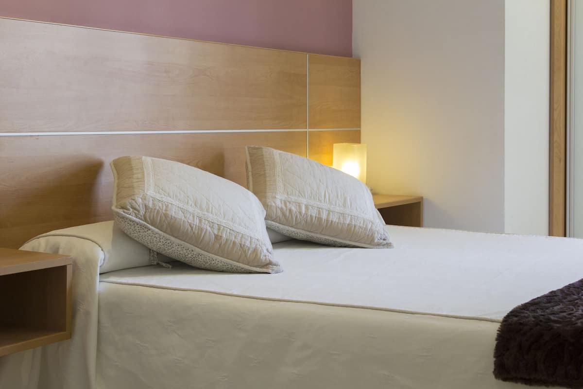 Double Room | Desk, WiFi (free), bed sheets