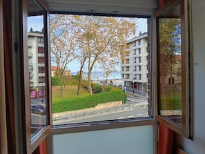 Desk, free WiFi, bed sheets - Pensión Ekia Pentsioa (Zarautz)