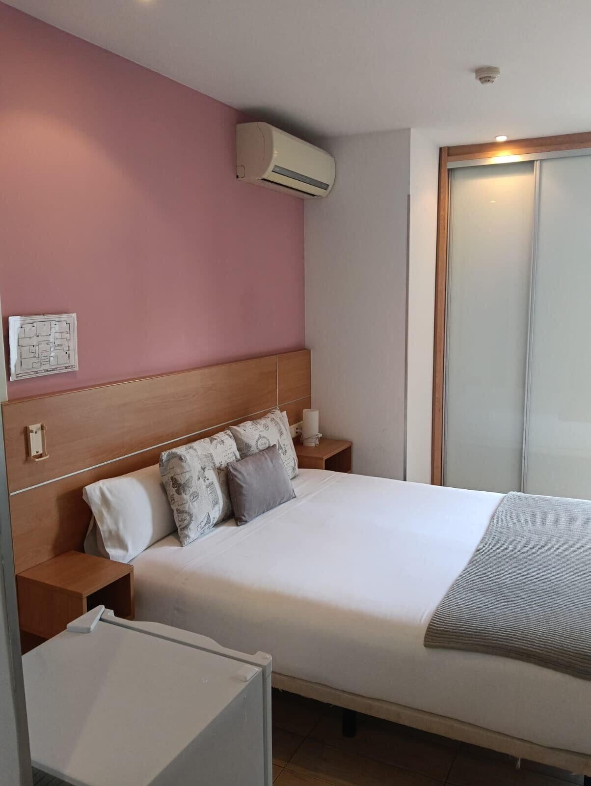 Habitación Deluxe doble | Escritorio, wifi gratis, ropa de cama