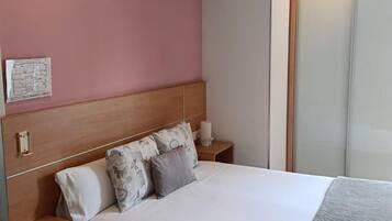 Habitación Deluxe doble | Escritorio, wifi gratis, ropa de cama