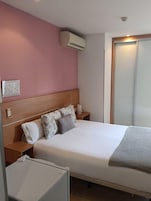 Habitación Deluxe doble | Escritorio, wifi gratis, ropa de cama