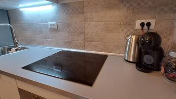 Frigorífico, horno, placa de cocina y lavavajillas