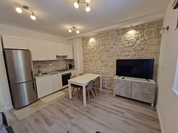 Fridge, oven, stovetop, dishwasher