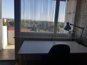 Lägenhet Executive - 1 sovrum - balkong - utsikt mot staden (Michelangelo) | Vardagsrum | 55-tums smart-tv med satellitkanaler, tv och Netflix
