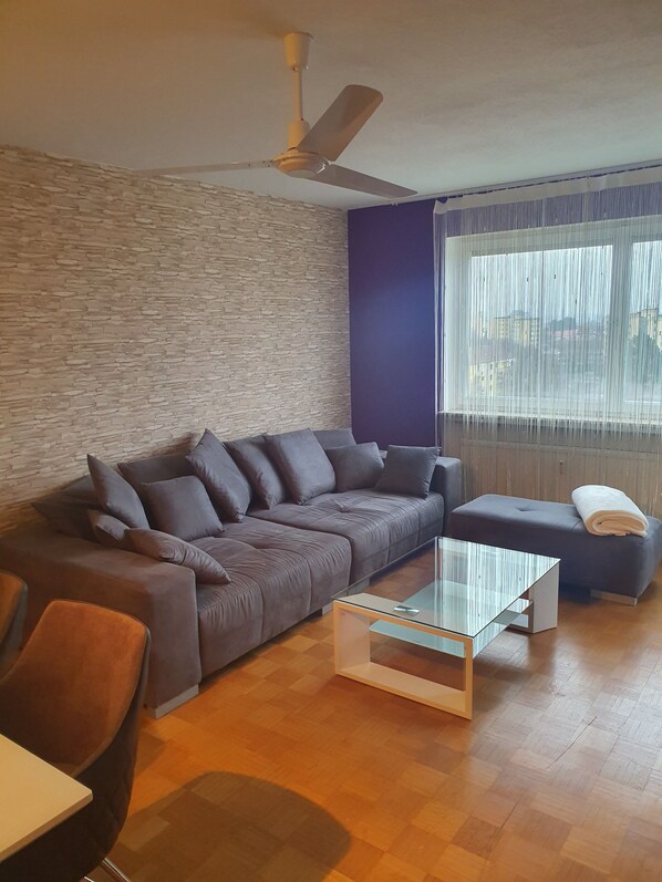 Executive-Apartment, 2 Schlafzimmer, Balkon (Marc Aurel) | Wohnbereich | 55-Zoll-Smart-TV mit Satellitenempfang, Fernseher, Netflix