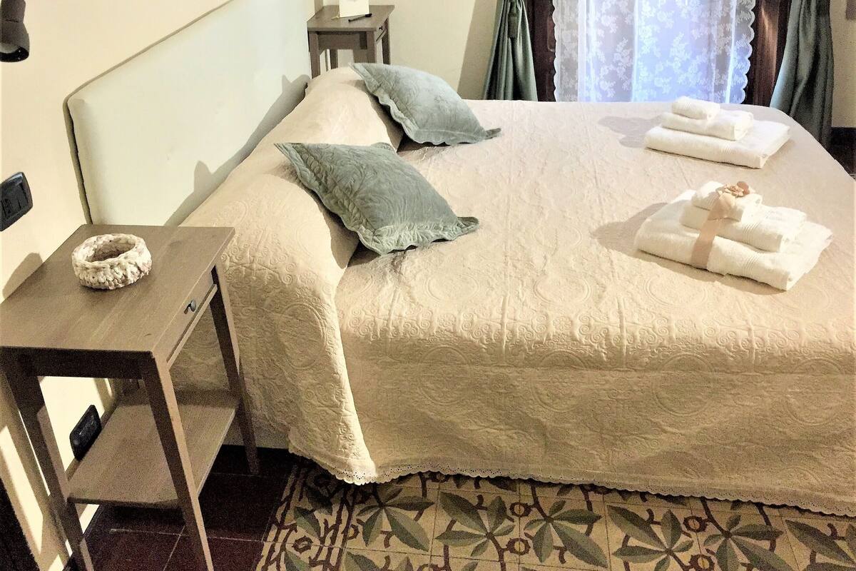 Deluxe Double Room, Bathtub | In-room safe, blackout drapes, WiFi (free), bed sheets