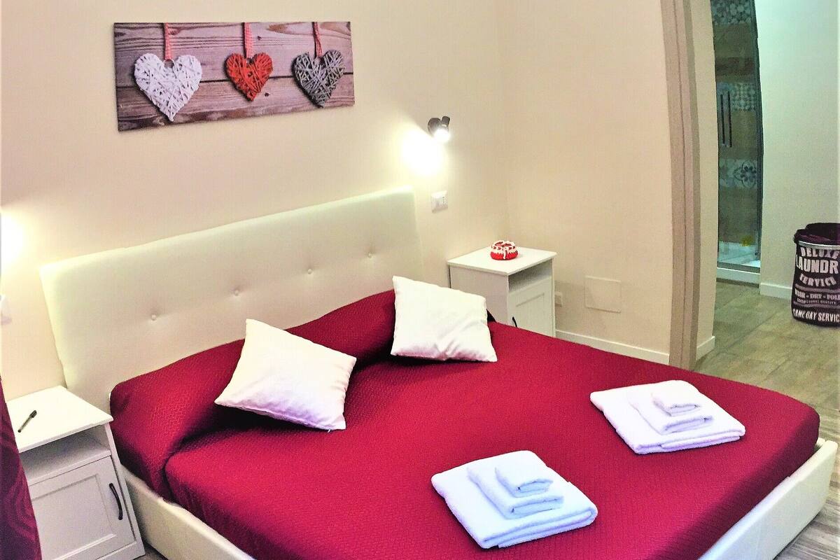Double Room, 1 King Bed, Garden View | In-room safe, blackout drapes, WiFi (free), bed sheets