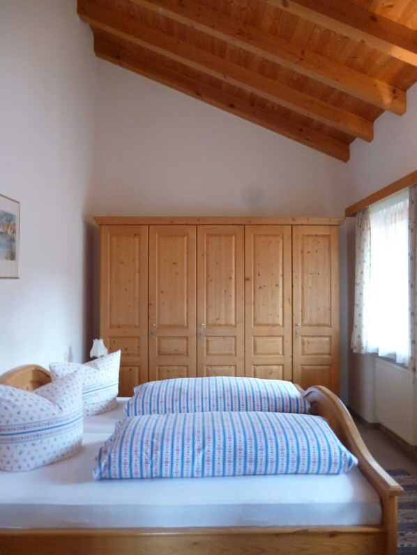 2 bedrooms, WiFi, bed sheets