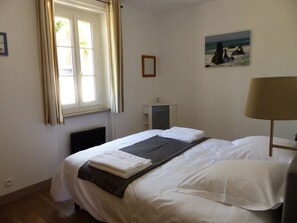 2 slaapkamers, een strijkplank/strijkijzer, reisbedje, gratis wifi