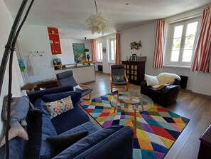 TV - Bright and quiet apartment 61 m2 5 minutes walk from the Port (Le Palais)