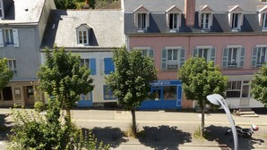 A row of colorful townhouses with a blue storefront in the foreground. - Bright and quiet apartment 61 m2 5 minutes walk from the Port (Le Palais)
