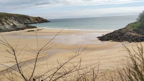A beach with rocky cliffs and sparse vegetation. - Bright and quiet apartment 61 m2 5 minutes walk from the Port (Le Palais)