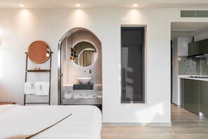 Triple Suite Sea View | Room amenity