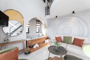 Duplex Suite Sea View Indoor Jacuzzi | リビングルーム | 薄型テレビ