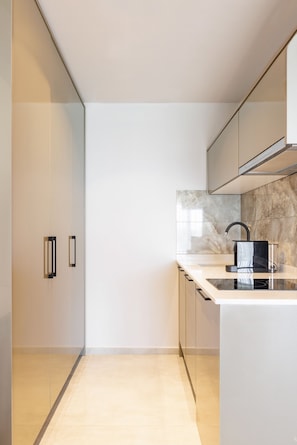 Suite superior | Cuina bàsica privada | Frigorífic, placa de cuina, cafetera i tetera i bullidora elèctrica