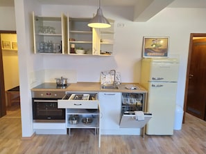 Køleskab, mikrobølgeovn, ovn, kogeplade