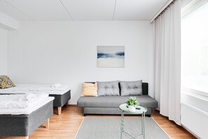 Estudio estándar, sauna | Zona de estar | Una televisión de pantalla plana