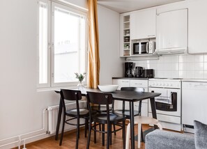 Standaard appartement, 2 slaapkamers, sauna | Privékeuken | Een koelkast, een microgolfoven, een oven, een kookplaat