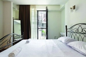 3 bedrooms, iron/ironing board, WiFi - Cozy Sololaki apartment (Dzveli Tbilisi)