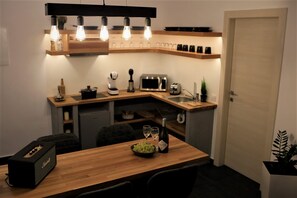 Lemari es, microwave, kompor, dan mesin pembuat kopi/teh