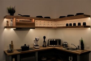 Kühlschrank, Mikrowelle, Herdplatte, Wasserkocher mit Kaffee-/Teezubehör