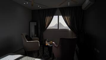 Suite estudio familiar, vistas a la montaña | Minibar con artículos gratuitos, escritorio, sistema de insonorización