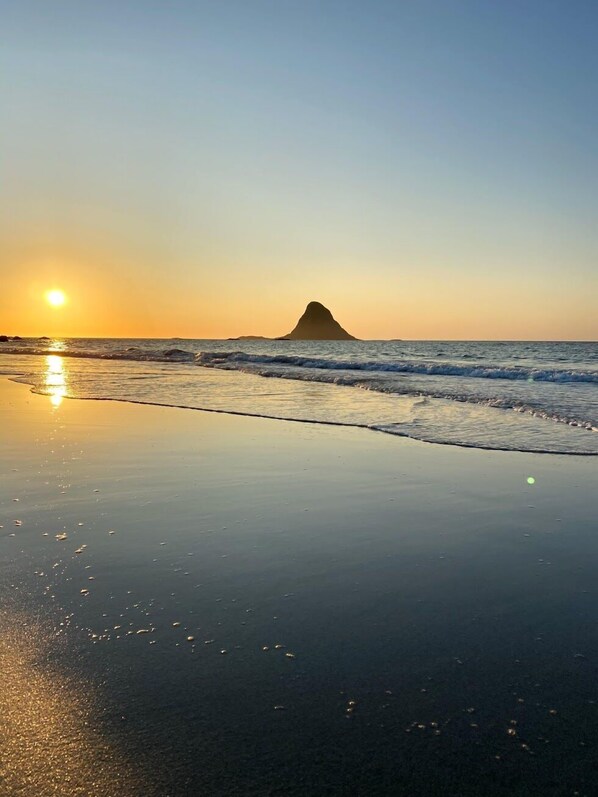 On the beach, white sand - Midnattsol rom og hytter (Andoy)