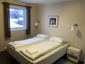 Hypo-allergenic bedding, free WiFi - Midnattsol rom og hytter (Andoy)