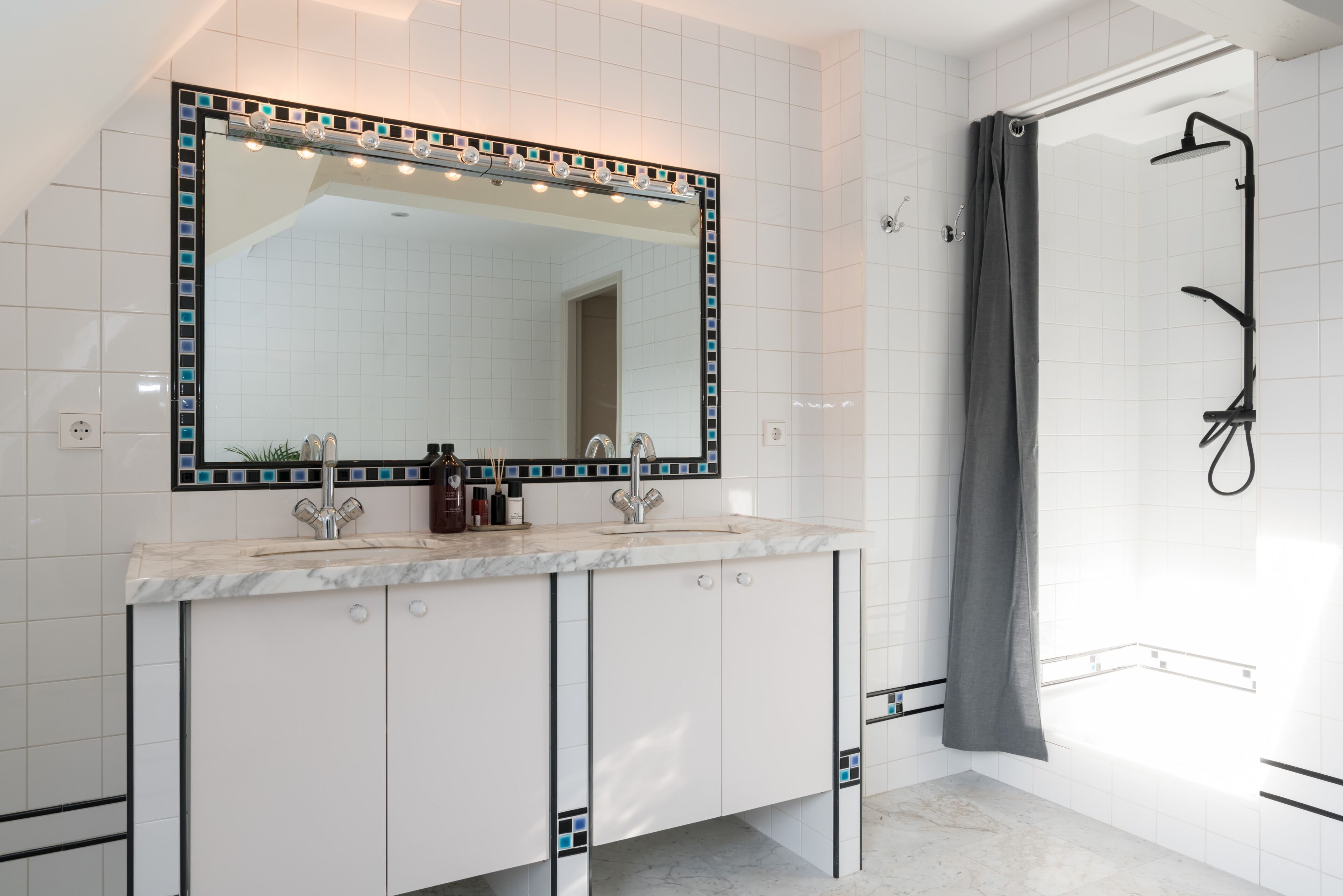 Superior studio suite | Badkamer met wastafel