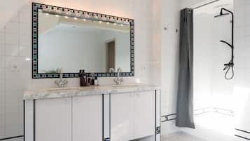 Superior studio suite | Badkamer met wastafel