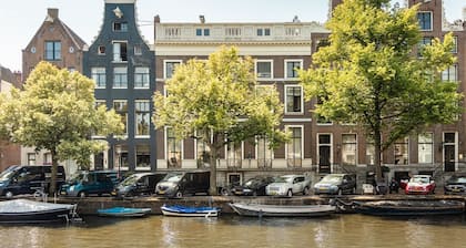 17th Century Canal Apartment with Roof Terrace