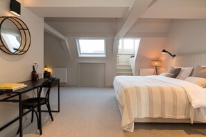 Minibar, desk, laptop workspace, soundproofing - 17th Century Canal Apartment with Roof Terrace (Amsterdam)