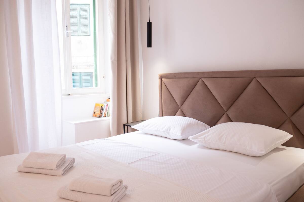 1 bedroom, in-room safe, desk, travel cot