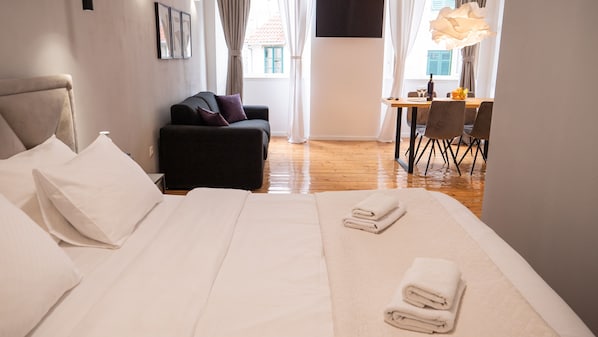 1 bedroom, in-room safe, desk, travel cot
