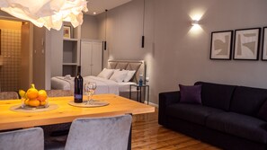 Monolocale Superior | Area soggiorno | TV a schermo piatto