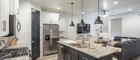 Refrigerador, microondas, horno, placa de cocina