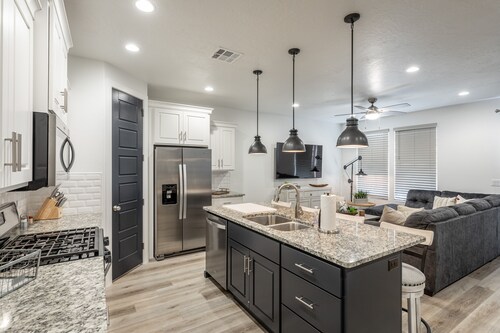 3BR Sleeps 18 w/ 3 Kings & Bunk Loft - Near Pool