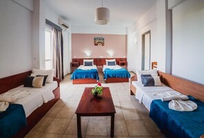 ห้องคอมฟอร์ทสำหรับสี่ท่าน | มินิบาร์, ตู้นิรภัยในห  ้องพัก, พื้นที่ทำงานแบบใช้แล็ปท็อป