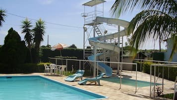 สระว่ายน้ำกลางแจ้ง