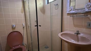 Superior Triple Room | Bathroom | Shower, free toiletries, towels, toilet paper