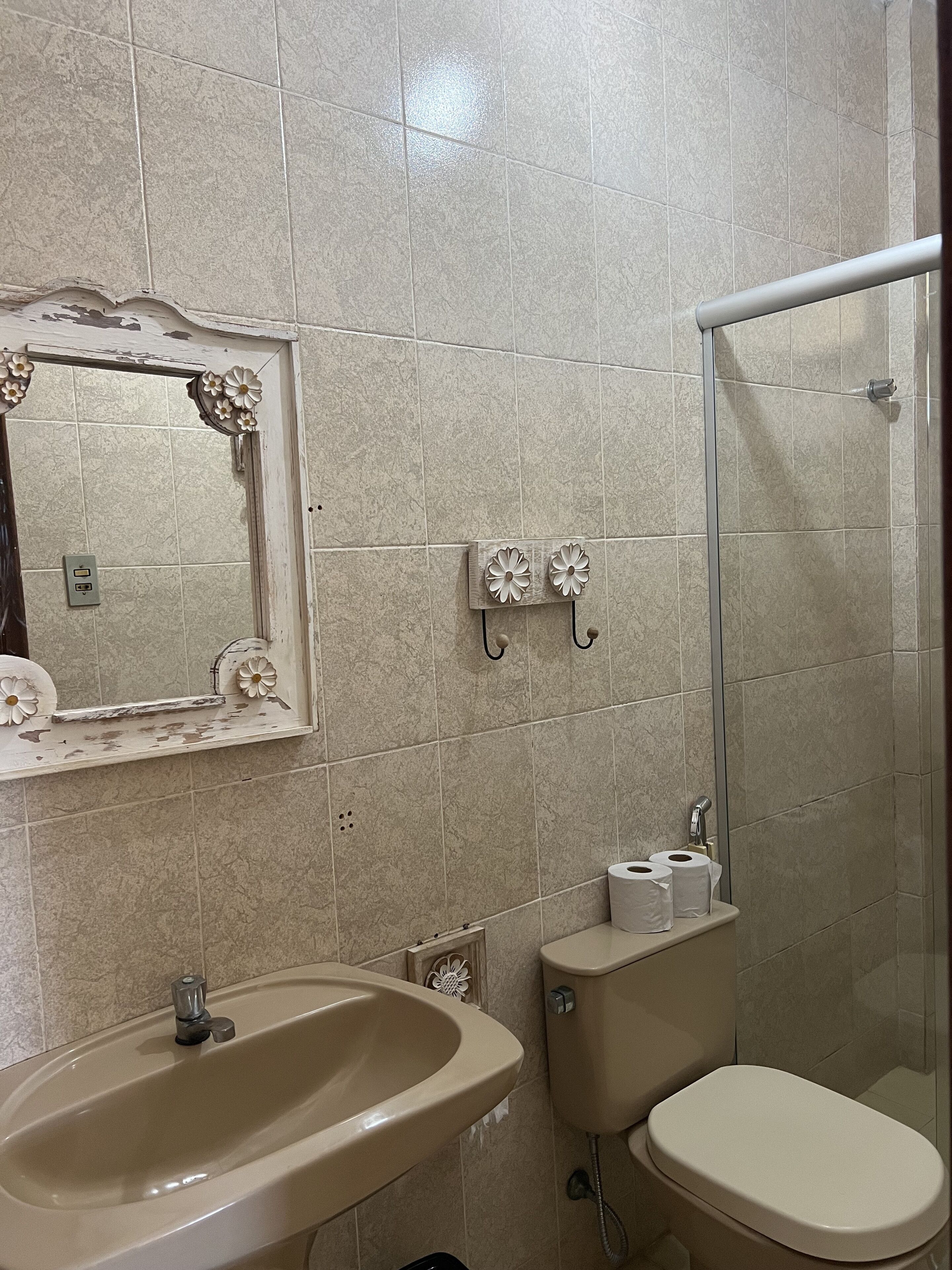 Un baño con lavamanos, inodoro y ducha.