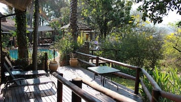 Luxe suite, bubbelbad, uitzicht op vallei | Terras