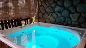 Suite Luxury, idromassaggio, vista valle | Vasca idromassaggio privata