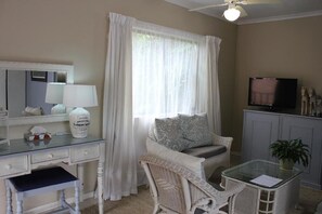 Dobbelt- eller tomannsrom | Oppholdsområde | En 32-tommers TV med Parabol-TV