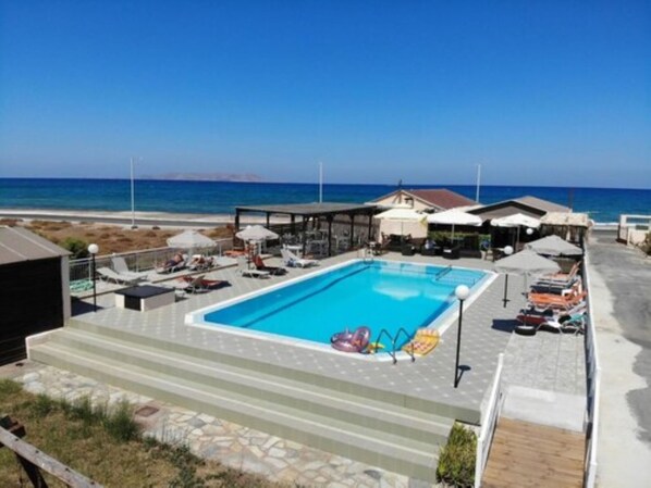 สระว่ายน้ำกลางแจ้งเปิดตามฤดูกาล, ร่มริมสระว่ายน้ำ, เก้าอี้อาบแดดริมสระ