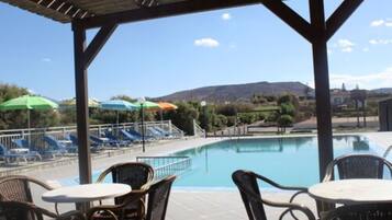 Bar en bord de piscine