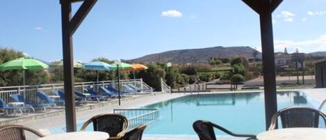 Bar en bord de piscine