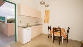 Jääkaappi, liesi, vedenkeitin, keittoastiat/astiat/ruokailuvälineet