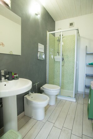 Bruser, hårtørrer, bidet, håndklæder